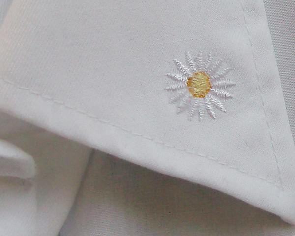 bluse für servicepersonal mit logoblume und schriftzug bestickt