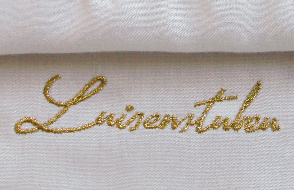 bluse für servicepersonal mit logoblume und schriftzug bestickt